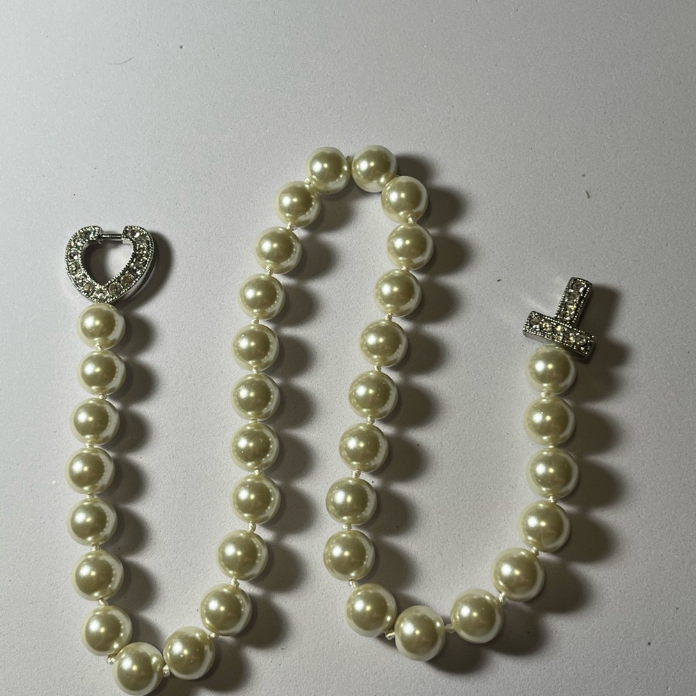 Vintage Beautiful large faux pearl necklace with rhinestone heart clasp